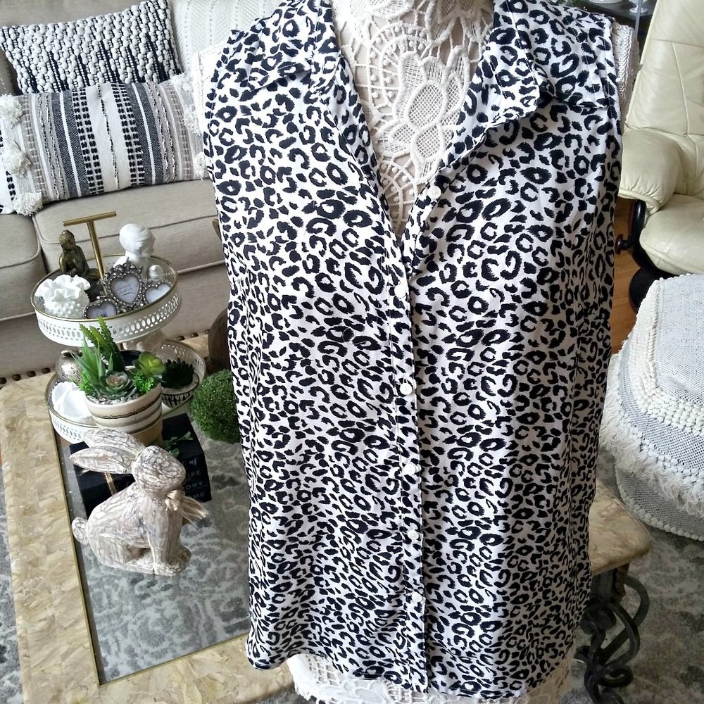 NWOT! SLEEVELESS Animal PRINT HI LO BLOUSE SZ L